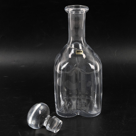 ERIK HÖGLUND. Karaff, glas, modellnummer 1582/200, Boda, signerad. på auktion hos Ekenbergs Auktioner