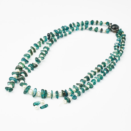 COLLIER, 2-radigt, trumlade turmaliner med mellanliggande odlade något barocka saltvattenspärlor ca 2,8-3 mm, på auktion hos Stockholms Auktionsverk Magasin 5