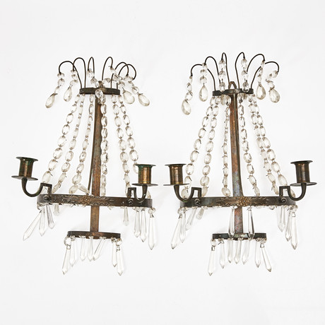 VÄGGLYSTRAR, ett par, stomme i mässing, 1900-tal, sengustaviansk stil, behängda med olikslipade prismor, för t på auktion hos Stockholms Auktionsverk Magasin 5