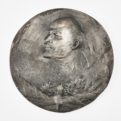 MINNESPLAKETT, metall, Ryssland, 1900-tal, Lenin i relief, krans med fackla. på auktion hos Stockholms Auktionsverk Magasin 5