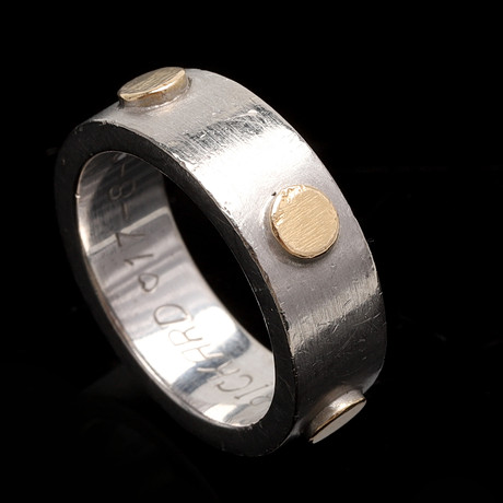 RING, 18K guld/vitguld. Mikael Mann, Malmö. 2002. Vikt ca 12,8 gram. på auktion hos Crafoord Auktioner Malmö