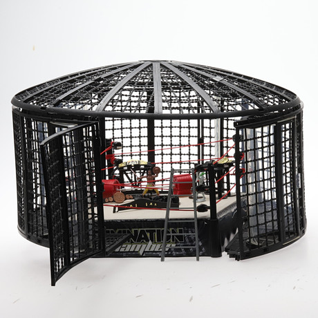WWE Elimination Chamber-lekset. på auktion hos Örebro Stadsauktioner