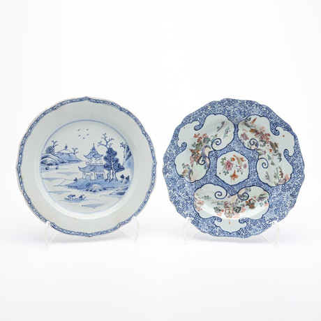 TVÅ TALLRIKAR, KOMPANIPORSLIN, KINA, QIANLONG (1736-1795). på auktion hos Crafoord Auktioner Lund