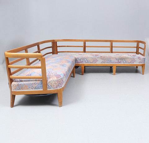 CARL MALMSTEN. Hörnsoffa, Swedish modern, brännmärkt CM. på auktion hos Gomér & Andersson Linköping