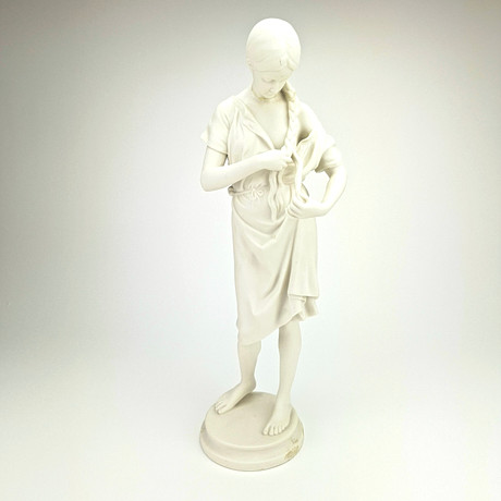 SKULPTUR, parian, "Flickan med flätan", Gustavsberg 1923. på auktion hos Auktionshuset Thörner & Ek