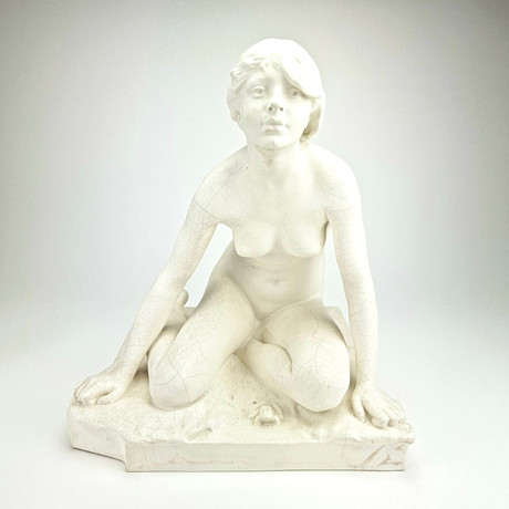 PER HASSELBERG. EFTER. "Grodan". Skulptur, parian, Gustavsberg 1916. på auktion hos Auktionshuset Thörner & Ek
