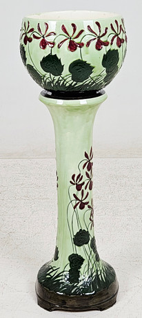 YTTERFODER PÅ PIEDESTAL, keramik, jugendstil, 1900-talets första hälft. på auktion hos Auktionshuset Thörner & Ek