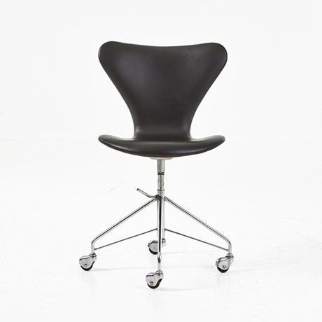 ARNE JACOBSEN. "Sjuan", kontorsstol, läderklädsel, Fritz Hansen, Danmark, 1960/70-tal. på auktion hos Stockholms Auktionsverk Magasin 5