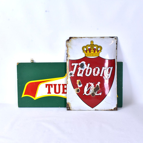 SKYLTAR, 2 st, metall/trä, "Tuborg", Danmark. på auktion hos Halmstads Auktionskammare