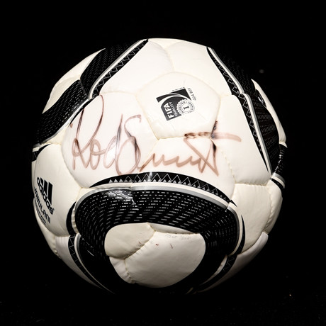 FOTBOLL, signerad av Rod Stewart. på auktion hos Crafoord Auktioner Malmö