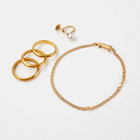 RINGAR, 3 st, varav 2 st 23 k guld, 1 st 18 k guld, ARMBAND, ÖRHÄNGE, 1 st, 18 k guld, 1 odlad saltvattenspärl på auktion hos Stockholms Auktionsverk Sickla
