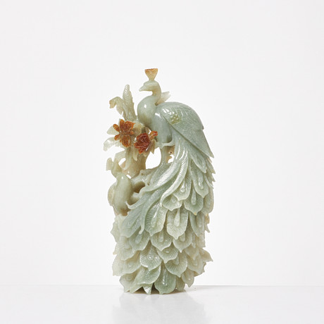 Skulptur med påfåglar i jade (jadeit), 1900/200-tal. på auktion hos Stockholms Auktionsverk Sickla