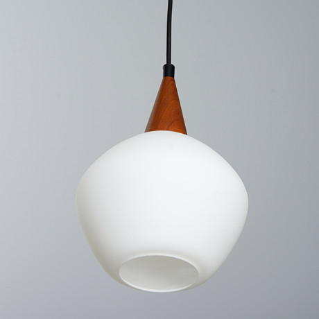 TAKLAMPA, teak & opalglas, 1950/60-tal. på auktion hos Formstad Auktioner