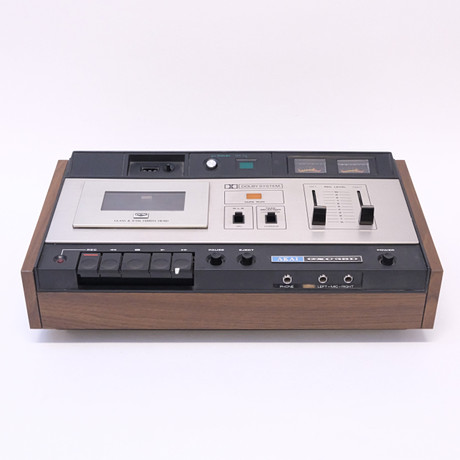 AKAI. STEREOKASSETTDÄCK. "GXC-38D". JAPAN, 1970-TAL. på auktion hos Björnssons Auktionskammare