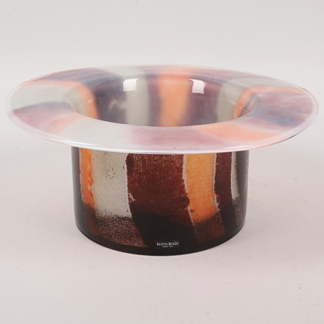 KJELL ENGMAN. Skål, konstglas, "Sombrero", etikettmärkt, signerad, Kosta Boda. på auktion hos Ekenbergs Auktioner