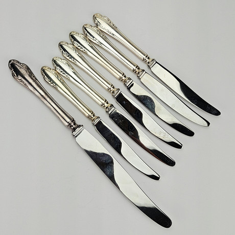 KNIVAR, 6+1 st, silver, total vikt ca. 264 gram. på auktion hos Auktionshuset Thörner & Ek