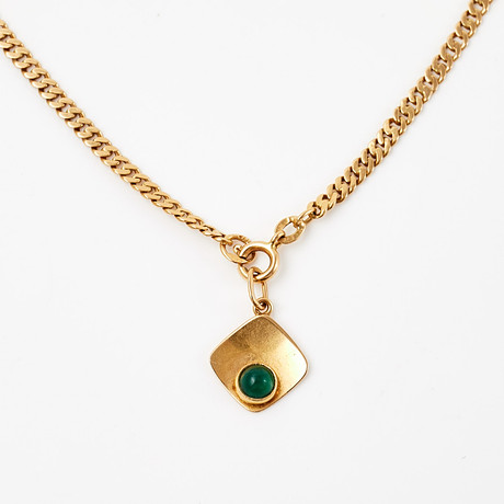 COLLIER, 18 k guld, hänge med dekor av grönt glas, Guldvaruhuset Aktiebolag, Stockholm, 1957. på auktion hos Stockholms Auktionsverk Sickla