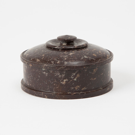 SMÖRASK, 1800-tal, svarvad marmor. på auktion hos Stockholms Auktionsverk Göteborg