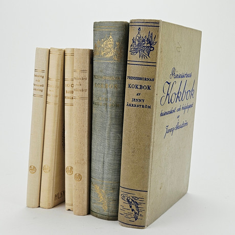 KOKBÖCKER, 6 st, bland annat Prinsessornas kokbok, 1900-tal. på auktion hos Auktionshuset Thörner & Ek