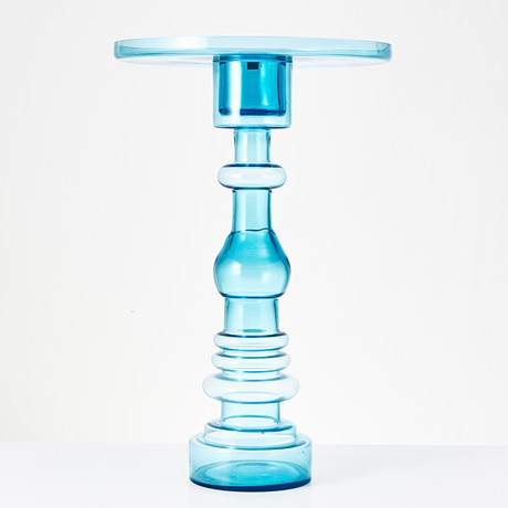 OIVA TOIKKA. Vas / ljusstake "Majakka" (Fyren) i glas, märkt Nuutajärvi Notsjö. på auktion hos Stockholms Auktionsverk Magasin 5