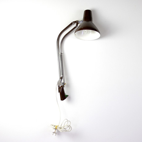 SKRIVBORDSLAMPA, stomme av brunlackerad stål, Watto, 1970-tal. på auktion hos Höganäs Auktionsverk