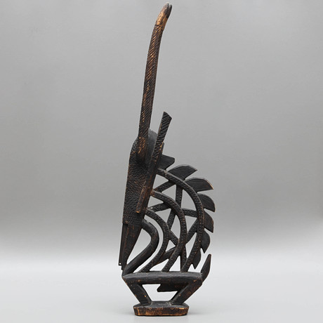 SKULPTUR/HUVUDPRYDNAD, stiliserad antilop, handsnidat trä, Bambara, Mali, 1900-talets första hälft. på auktion hos Auktionsmagasinet Vänersborg