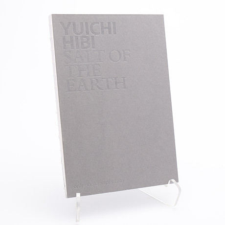 YUICHI HIBIS "SALT OF THE EARTH" I BEGRÄNSAD FÖRSTA UPPLAGAN, 2014 - SIGNERAD. på auktion hos Crafoord Auktioner Lund