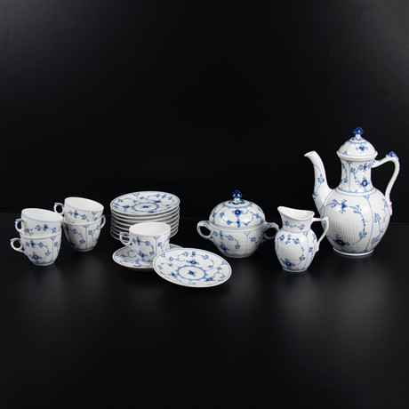 ROYAL COPENHAGEN MUSSELMALET. Kaffeservisdelar, 18 delar. på auktion hos Laholms Auktionskammare