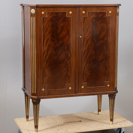 MATSALSSKÅP, mahogny, Gustaviansk stil, 1900-tal. på auktion hos Växjö Auktionskammare
