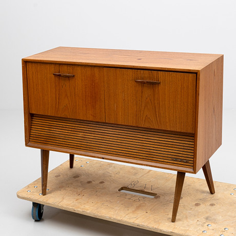 RADIOMÖBEL med skivspelare, teak, Dux, Sverige, 1950/60-tal. på auktion hos Auktionshuset Kolonn