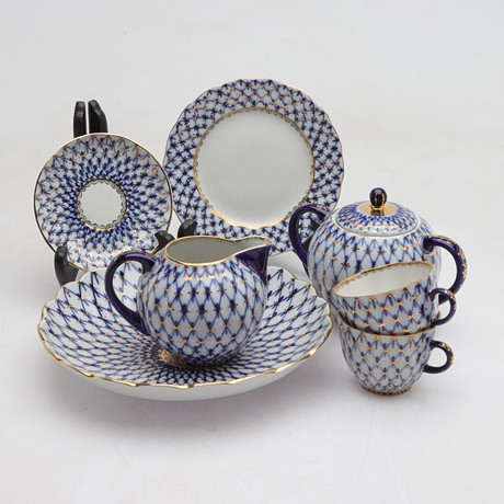 KAFFESERVIS, ca 39 delar, porslin, "Cobalt net", Lomonosov, USSR, 1900-talets andra hälft. på auktion hos Gomér & Andersson Norrköping