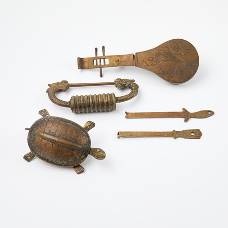 HÄNGLÅS, 3 st, mässing, Kina, 18/1900-tal. på auktion hos Stockholms Auktionsverk Sickla