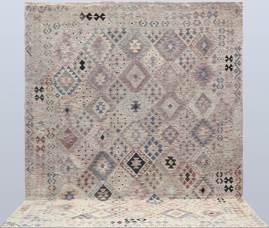 MATTA, "Kelim", 339 x 267 cm. på auktion hos Helsingborgs Auktionskammare
