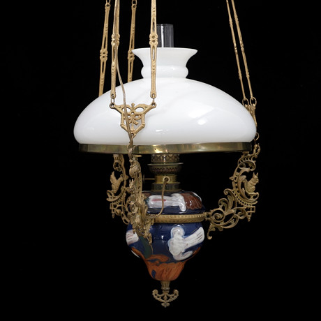 TAKLAMPA, majolika, 1900-tal, höjd 120 cm. på auktion hos Växjö Auktionskammare
