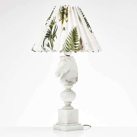 BORDSLAMPA, alabster, 1900-talets andra hälft, föreställande häst, Italien. på auktion hos Stockholms Auktionsverk Magasin 5