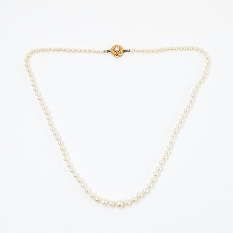 PÄRLCOLLIER, doserat, odlade saltvattenspärlor, ca 3,6-7,4 mm, lås i 18 k guld, i form av stiliserad blomma, u på auktion hos Stockholms Auktionsverk Sickla
