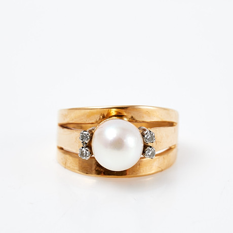 RING, 18 k guld, med en odlad saltvattenspärla och 4 åttkantslipade diamanter, totalt ca 0,04 ct enligt gravyr på auktion hos Stockholms Auktionsverk Sickla