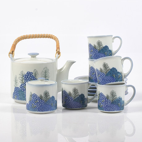 KAFFESERVIS, 12 delar fältspatporslin, 1900-talets andra hälft. på auktion hos Stadsauktion Sundsvall