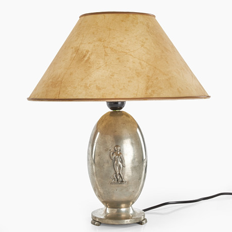 BORDSLAMPA, 1920/30-tal, dekor av stående kvinna, tenn. på auktion hos Crafoord Auktioner Stockholm