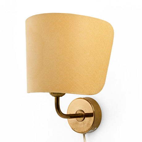 JOSEF FRANK (1885–1967). Vägglampa, modell 2143-2, mässing, textilskärm, Firma Svenskt Tenn. på auktion hos Crafoord Auktioner Stockholm