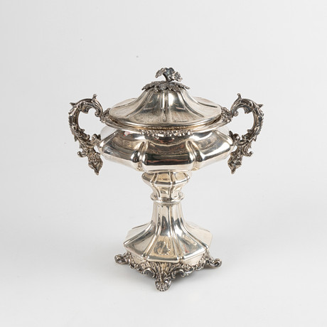 GUSTAF MÖLLENBORG. Sockerskål med lock, Stockholm, 1845, silver, dekor av knäckar samt blomster. på auktion hos Stockholms Auktionsverk Helsingborg