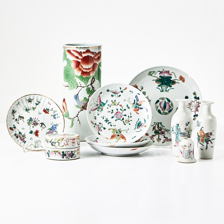 ASSIETTER, ASK, VASER, PENSELTVÄTT, 10 dlr., porslin, Kina, 18- och 1900-tal, varierande dekor av blommor och på auktion hos Stockholms Auktionsverk Magasin 5