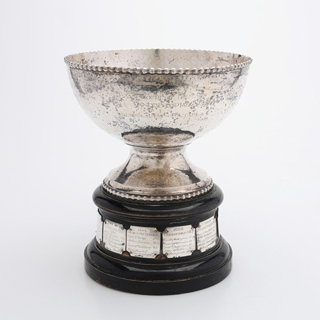 PRISPOKAL I SILVER, LANDSHÖVDING EKMANS VANDRINGSPRIS I GRUPPSKJUTNING Å TAFLA 1918-35 MED ÅTTA SILVERPLAKETTE på auktion hos Crafoord Auktioner Lund