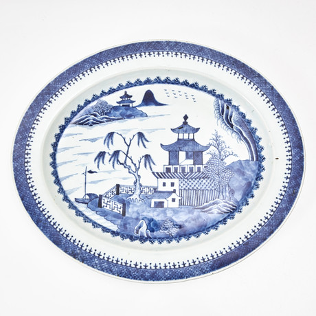 SERVERINGSFAT, porslin, Kina, Jiaqing (1796-1820), oval form, dekor av flodlandskap med pagoder och tårpil i u på auktion hos Stockholms Auktionsverk Magasin 5