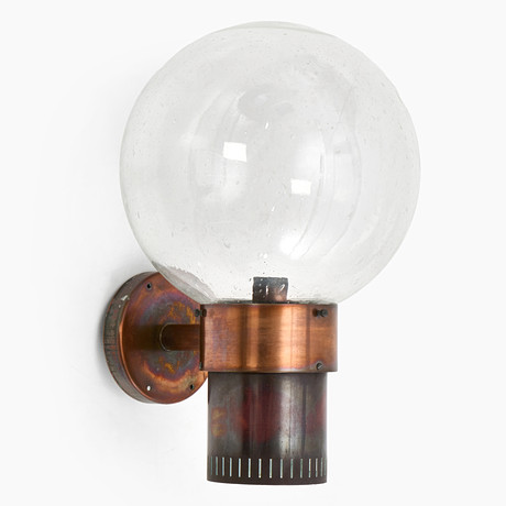 ANDERS PEHRSON (SVERIGE, 1912–1982). Vägglampa, modell "King", höjd 50 cm, kupa i klarglas med inneslutningar, på auktion hos Crafoord Auktioner Stockholm
