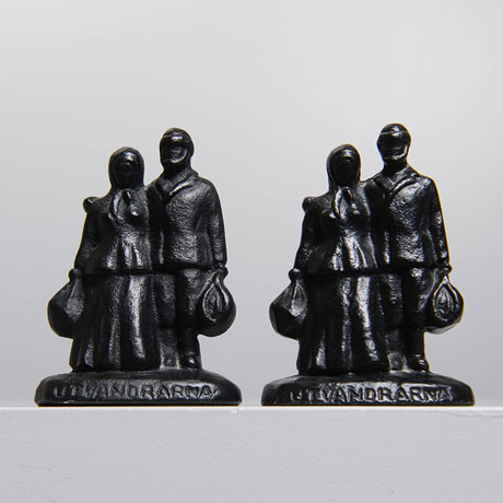 XENIA CLAESSON. Figuriner, "Utvandrarna", 2 st, gjutjärn. på auktion hos Formstad Auktioner