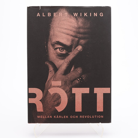 ALBERT WIKINGS "RÖTT: MELLAN KÄRLEK OCH REVOLUTION", 2001 - SIGNERAD. på auktion hos Crafoord Auktioner Lund