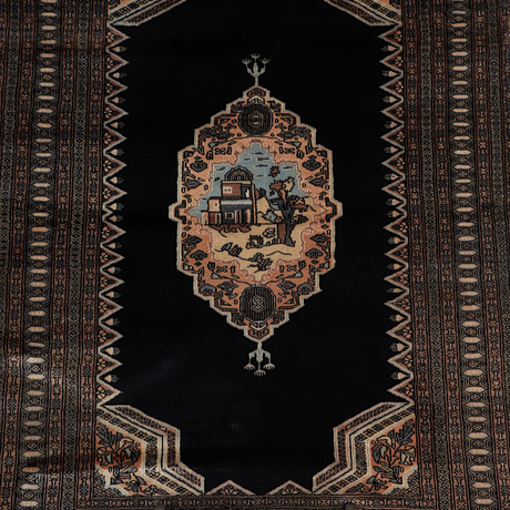 MATTA, handknuten, med silkesinslag, orientalisk, Pakistan, ca 220x139 cm. på auktion hos Ekenbergs Auktioner