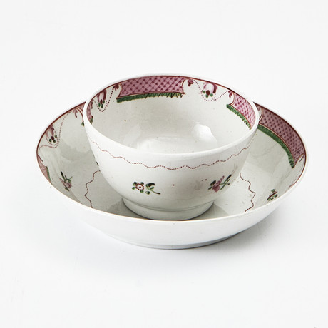KOPP MED FAT, fältspatporslin, England, 1700-talets slut, enligt uppgift från New Hall, Shelton, kinesiserande på auktion hos Stockholms Auktionsverk Magasin 5