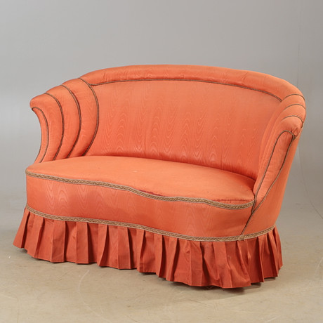 SOFFA, texitllklädd, 1900-talets första hälft. på auktion hos Helsingborgs Auktionskammare